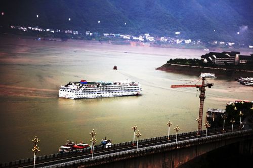 图1：重庆旅游集团黄金邮轮游长江三峡   唐探峰摄