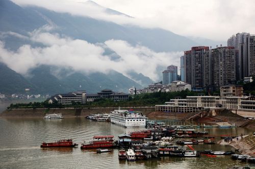 图3：彩云缭绕的巫山港区旅游码头   唐探峰摄