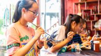 贵州安顺暑假学生现场观摩学习和亲自动手制作体验非遗文化的魅力