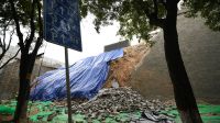 西安市对明秦王府城墙遗址坍塌区域进行清理、加固并搭建防雨设施