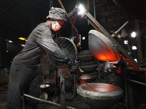 高温下的铸锅工人用自己发明改造的设备生产。
