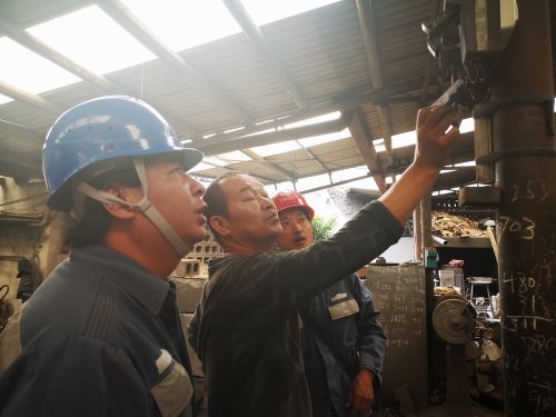 供电员工定期走进工厂帮助做一些用电检查。