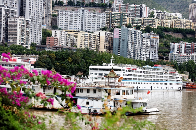 图3：重庆旅游集团邮轮黄金3号泊于高峡平湖，换乘游5A级景区小三峡   唐探峰摄