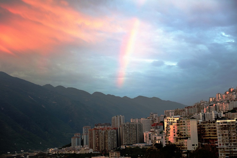 图1：9月4日6 时许，中国最美城市巫山县城呈现彩虹   唐探峰摄