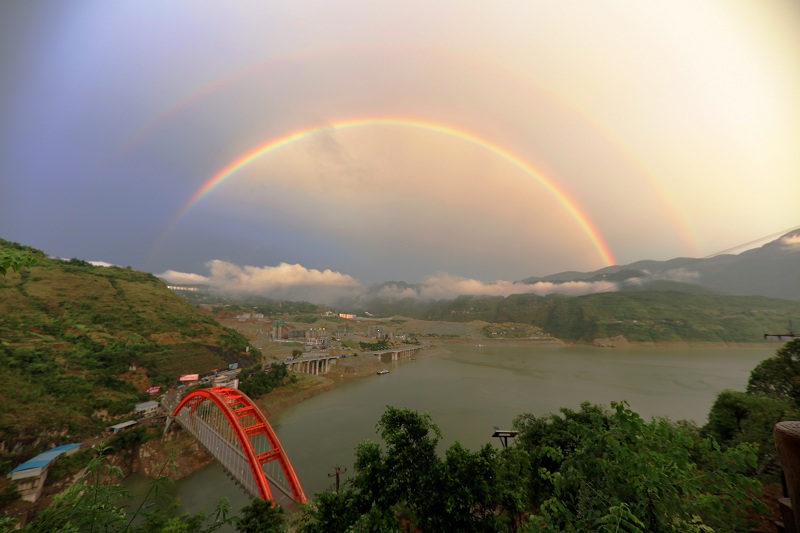 图5：重庆巫山小三峡彩虹恋姻红桥和江东旅游新城成壮景  唐探峰摄