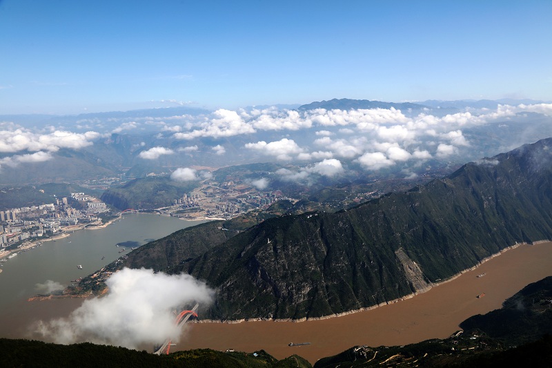 图3：长江三峡与中华奇观小三峡交汇处彩云飞腾成壮景   唐探峰摄
