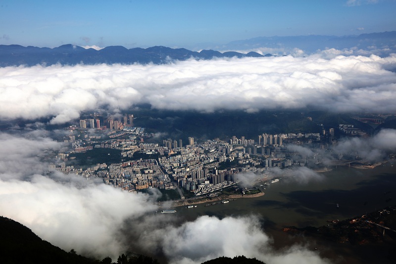 图4：中国最美城市巫山四季常处彩云间   唐探峰摄