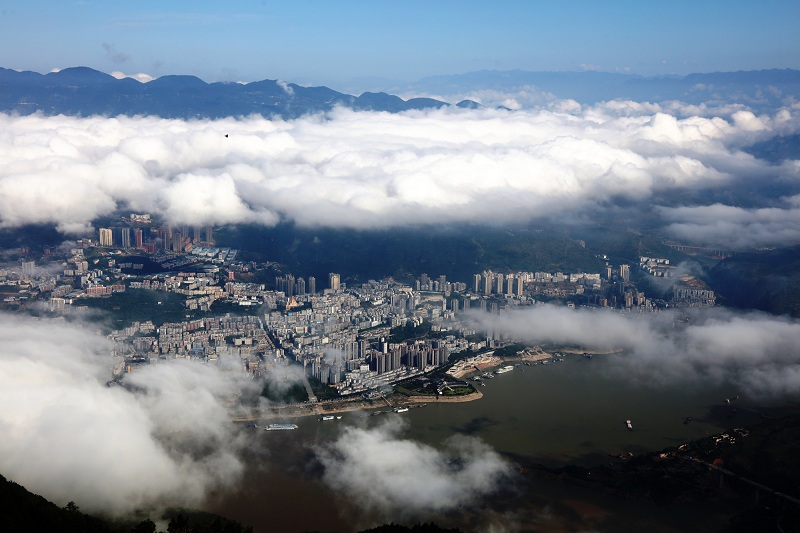 图7：云雾常缭绕  巫山新县城   唐探峰摄