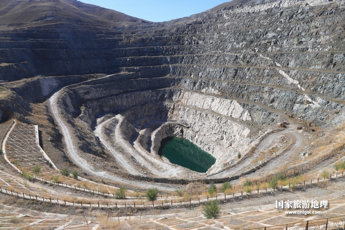 《新疆阿勒泰地区：江山如此多娇》可可托海地质圣坑——3号矿脉