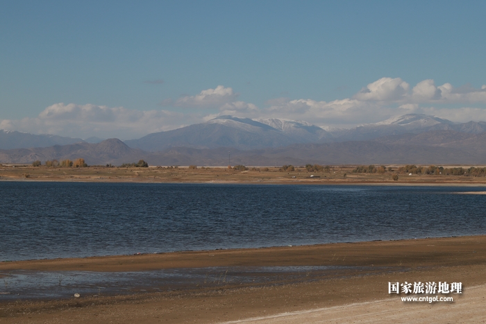 《新疆阿勒泰地区：江山如此多娇》阿尔泰雪山与塘巴湖秋水遥相辉映