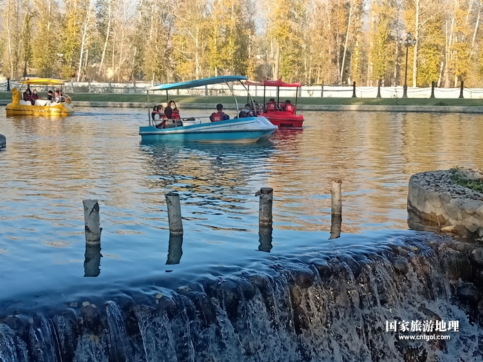《新疆阿勒泰地区：江山如此多娇》阿勒泰市桦林公园水上乐园