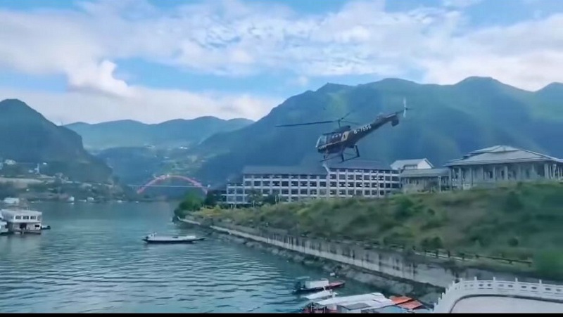 图2：“空中跑车”直升飞机起飞游览两江假日酒店   唐探峰摄