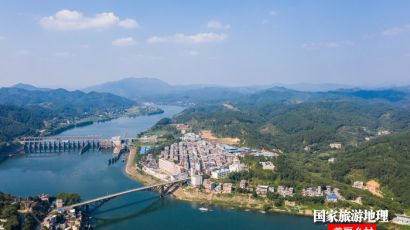 航拍视觉里的广西苍梧京南镇沿河沿河乡村（图）