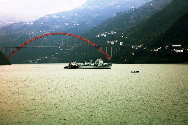 图2：珠海号驱逐舰安畅过高峡平湖巫山长江大桥  唐探峰摄