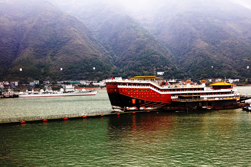 图4：珠海号驱逐舰与泊于巫山港口码头的三国画舫合影流芳   唐探峰摄