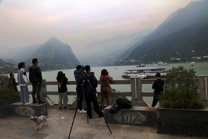 图5：珠海号驱逐舰经过高峡平湖巫山港区时，游客市民正在观看拍照   唐探峰摄