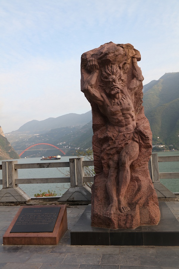 图2：巫山十巫之首巫咸雕塑像位于巫山滨江路   唐探峰摄