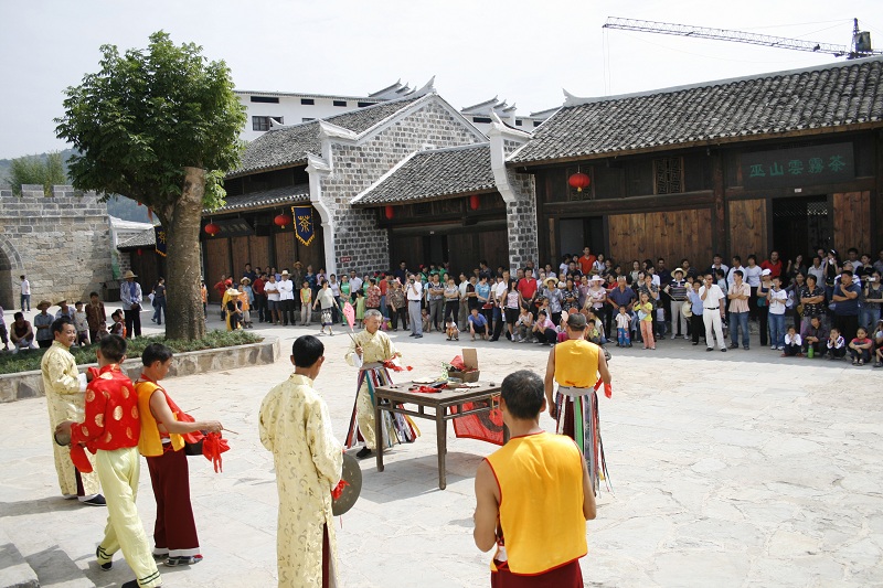 图8：巫山巫文化民间巫戏表演引来众多游客村民观看   唐探峰摄