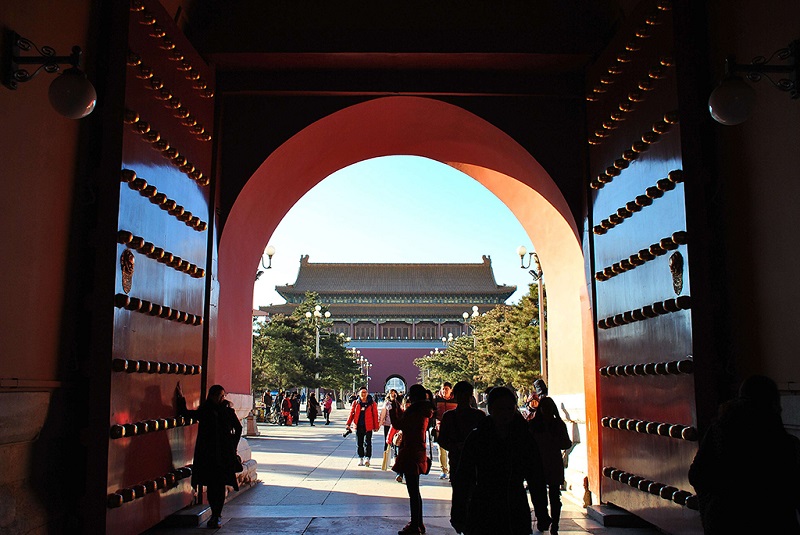 游览北京紫禁城的游人们
