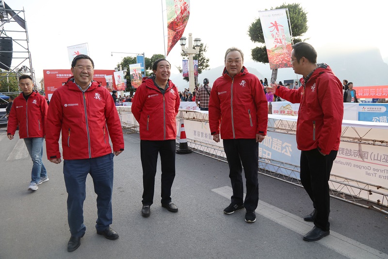 图3：巫山县党政领导在越野赛开幕式现场指导   唐探峰摄