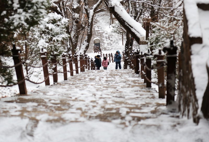 14——2020年11月21日，游客在崆峒山上赏雪游玩。