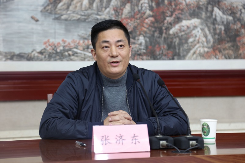 图10：重庆市餐饮协会会长张济东先生讲话   唐探峰摄