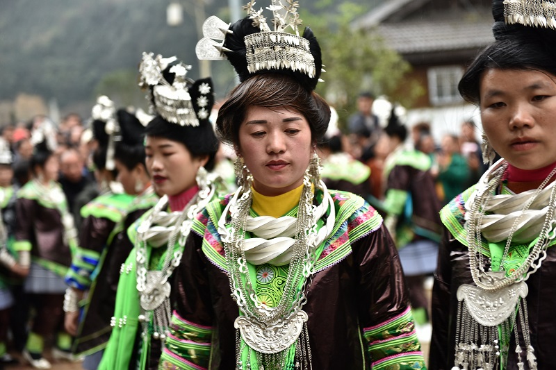 2020年11月16至18日，贵州省黔东南苗族侗族自治州从江县加勉乡党港村举行24年一度鼓藏节活动。图为月亮山苗族妇女在踩歌堂祭祖