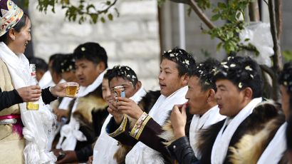 西藏迎来“最早”新年 林芝市的藏族群众盛装欢聚