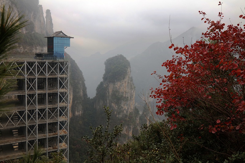 图3：世界第一梯神女电梯高悬美景中   唐探峰摄于净坛峰景区