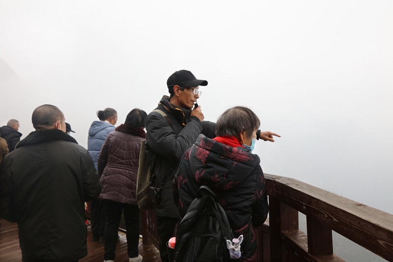 图7：中英文导游赵培清先生向游客讲述巫山红叶美景与云雨驰名天下   唐探峰摄于神女景区神女天路