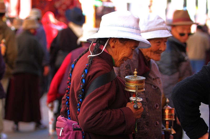 2013.10.11朝佛的藏族妇女（2），摄影：许文舟