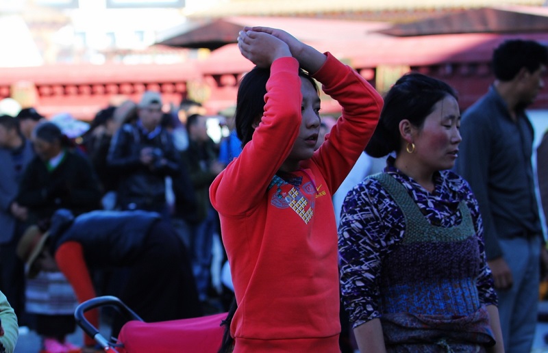 2013.10.11扎什轮布寺磕长头的藏族少女（1），摄影：许文舟