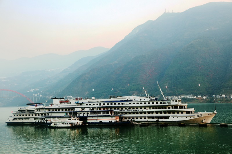 图1：驰名中外的游轮仙娜泊于巫山港观美景赏红叶  唐探峰摄于巫山港口