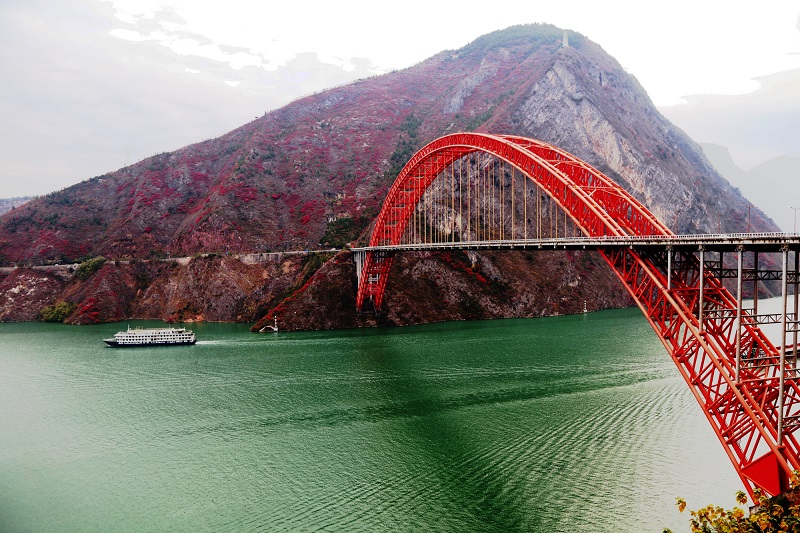 图4：文峰景区红叶彩霞迎游轮   唐探峰摄于壮丽的巫峡口
