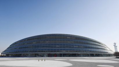 北京2022年冬奥会标志性场馆国家速滑馆“冰丝带”25日宣布完工