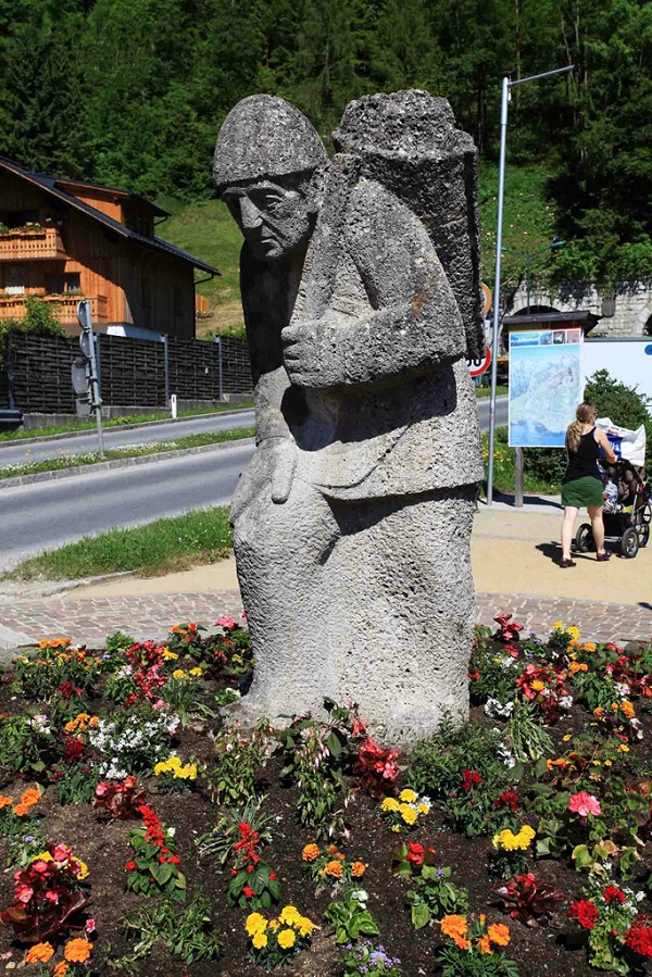 小镇入口处背盐人的雕像