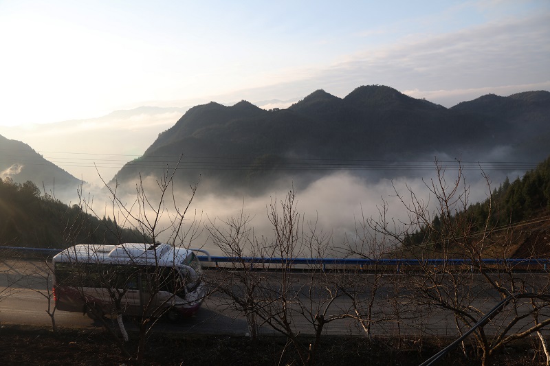 图8：雪山彩云迎客来  唐探峰摄于建平乡瓜瓢村