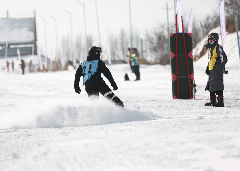 04——1月9日，参赛选手在个人单板滑雪比赛中。
