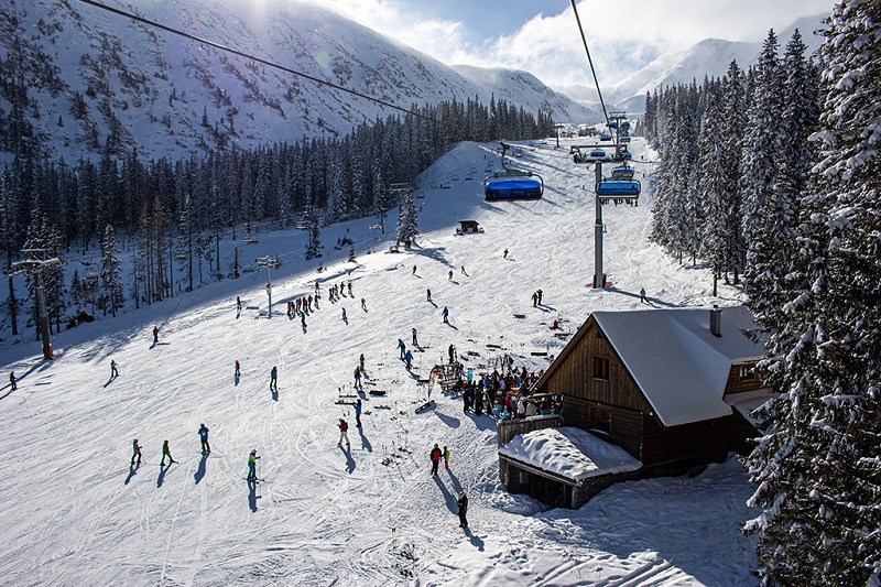 奥地利和德国边界的楚格峰有着历史悠久的滑雪场