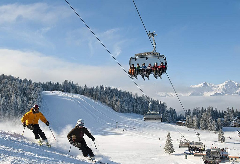 奥地利滑雪者与索道