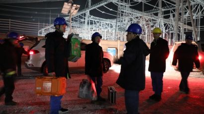 云南曲靖：零下七度的冰雪夜，电力人在荒郊野外连夜抢修