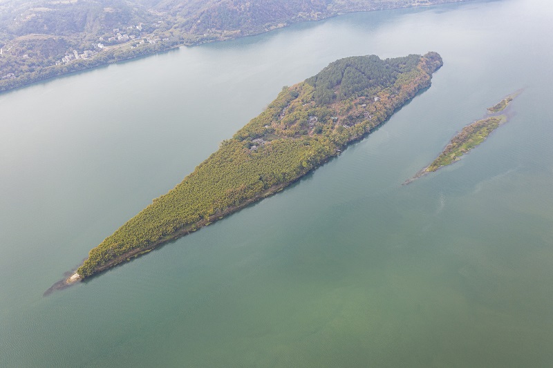 1、2021年1月30日，俯瞰广西藤县藤州镇登洲岛与浔江相融、山水相依的神奇大地，呈现出一番绝美景象。（何华文）