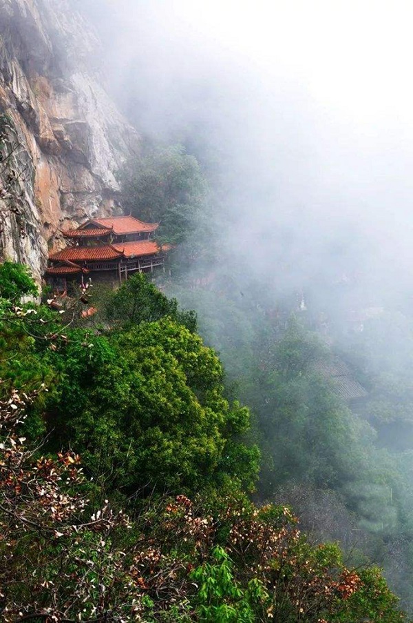 岩神山崖壁之上的普陀寺