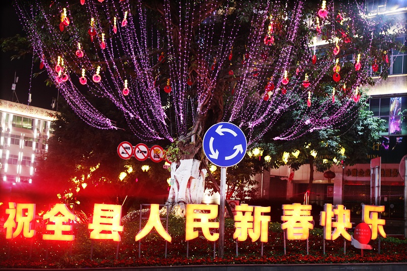 图2：中国最美城市巫山市民新年快乐   唐探峰摄