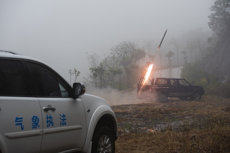 2、2021年2月9日，广西梧州市气象部门抓住有利气象时机，在长洲区摩天岭开展人工增雨作业。（何华文）