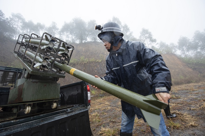 10、2021年2月9日，广西梧州市气象部门抓住有利气象时机，在长洲区摩天岭开展人工增雨作业，技术人员正在安装发射子弹。（何华文）