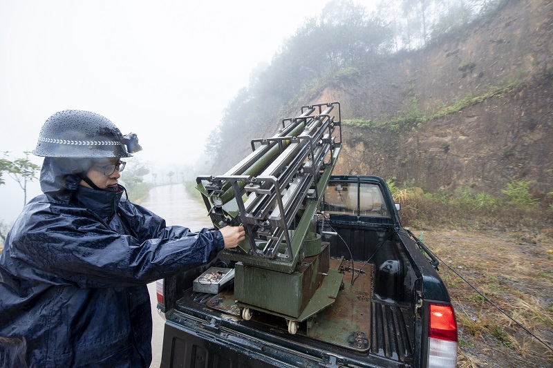14、2021年2月9日，广西梧州市气象部门抓住有利气象时机，在长洲区摩天岭开展人工增雨作业前的准备。（何华文）