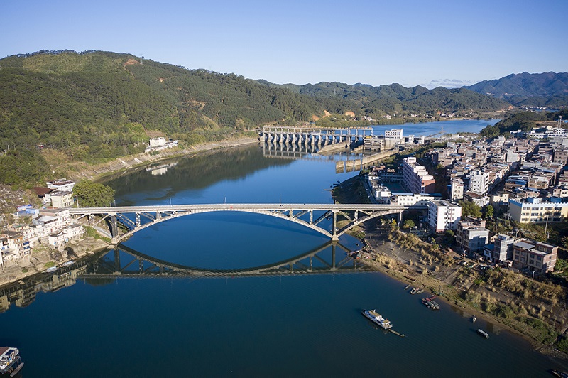 6、2021年2月11日，航拍广西梧州市苍梧县京南镇雨后放晴，呈现出湛蓝的天空，碧绿的桂江与绿色的乡村宛如一幅碧玉屏风景观。