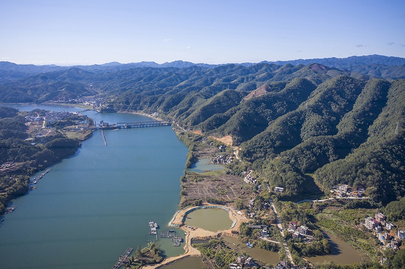 9、2021年2月11日，航拍广西梧州市苍梧县京南镇雨后放晴，呈现出湛蓝的天空，碧绿的桂江与绿色的乡村宛如一幅碧玉屏风景观。