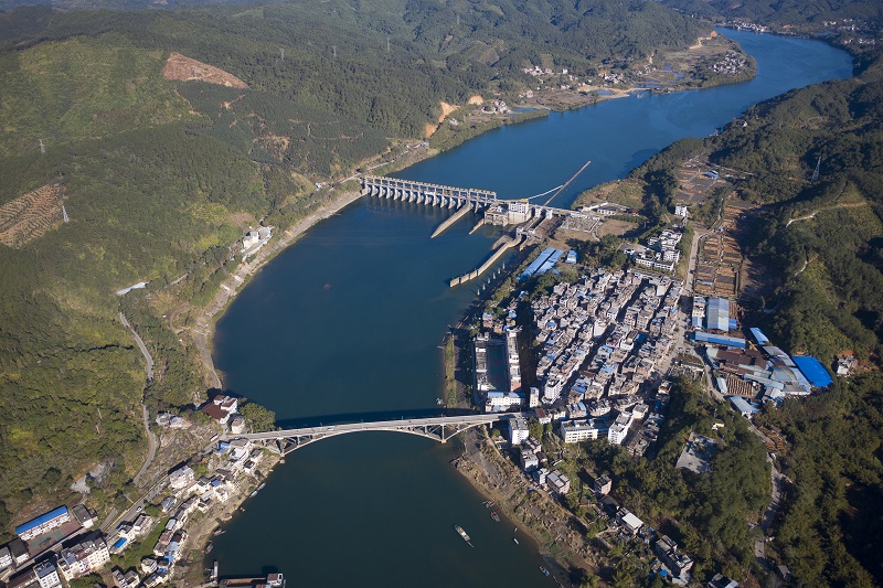 14、2021年2月11日，航拍广西梧州市苍梧县京南乡村雨后放晴，呈现出湛蓝的天空，碧绿的桂江与绿色的乡村宛如一幅碧玉屏风景观。